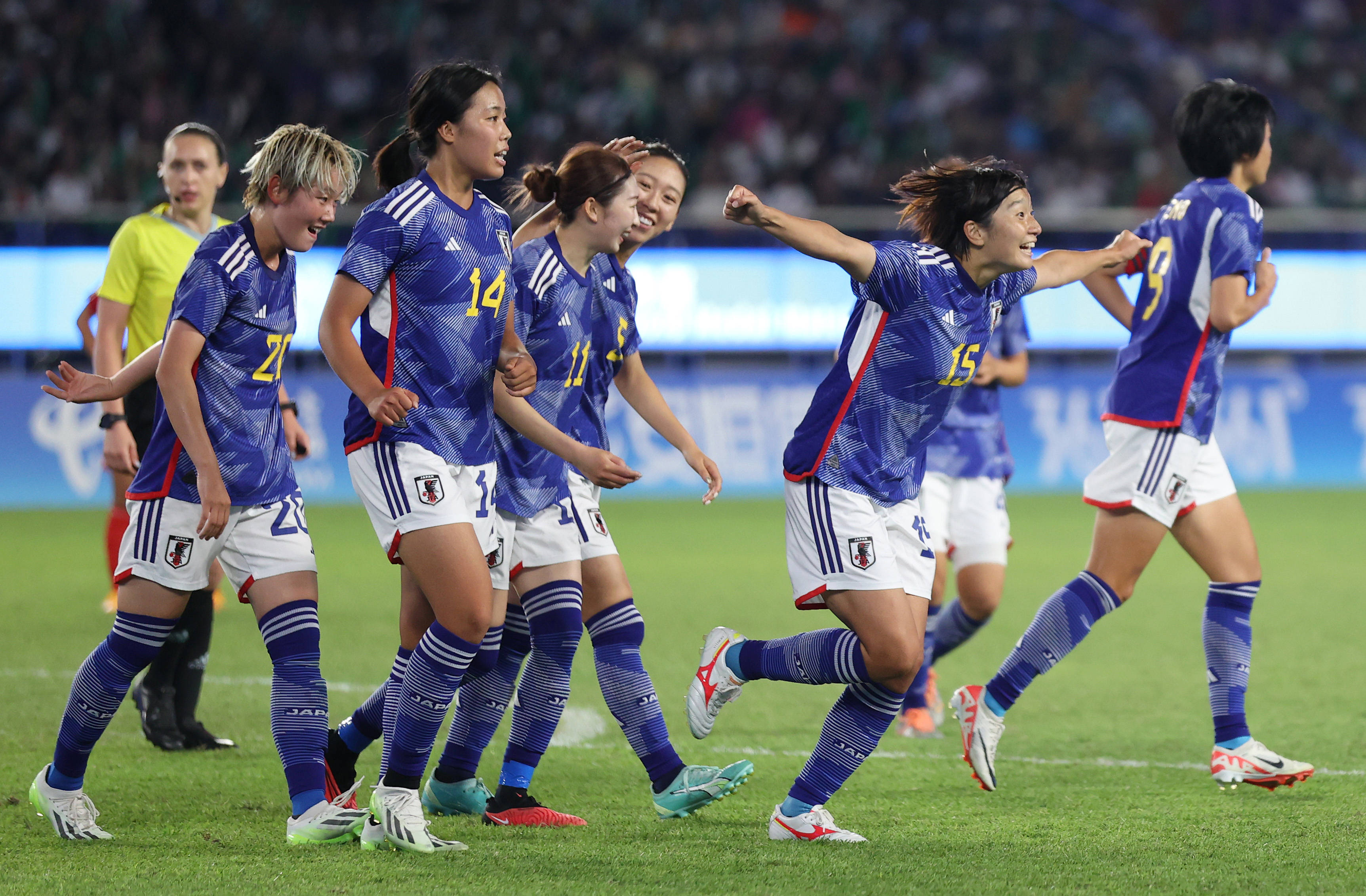 国际足球女队表现抢眼，比赛激烈精彩